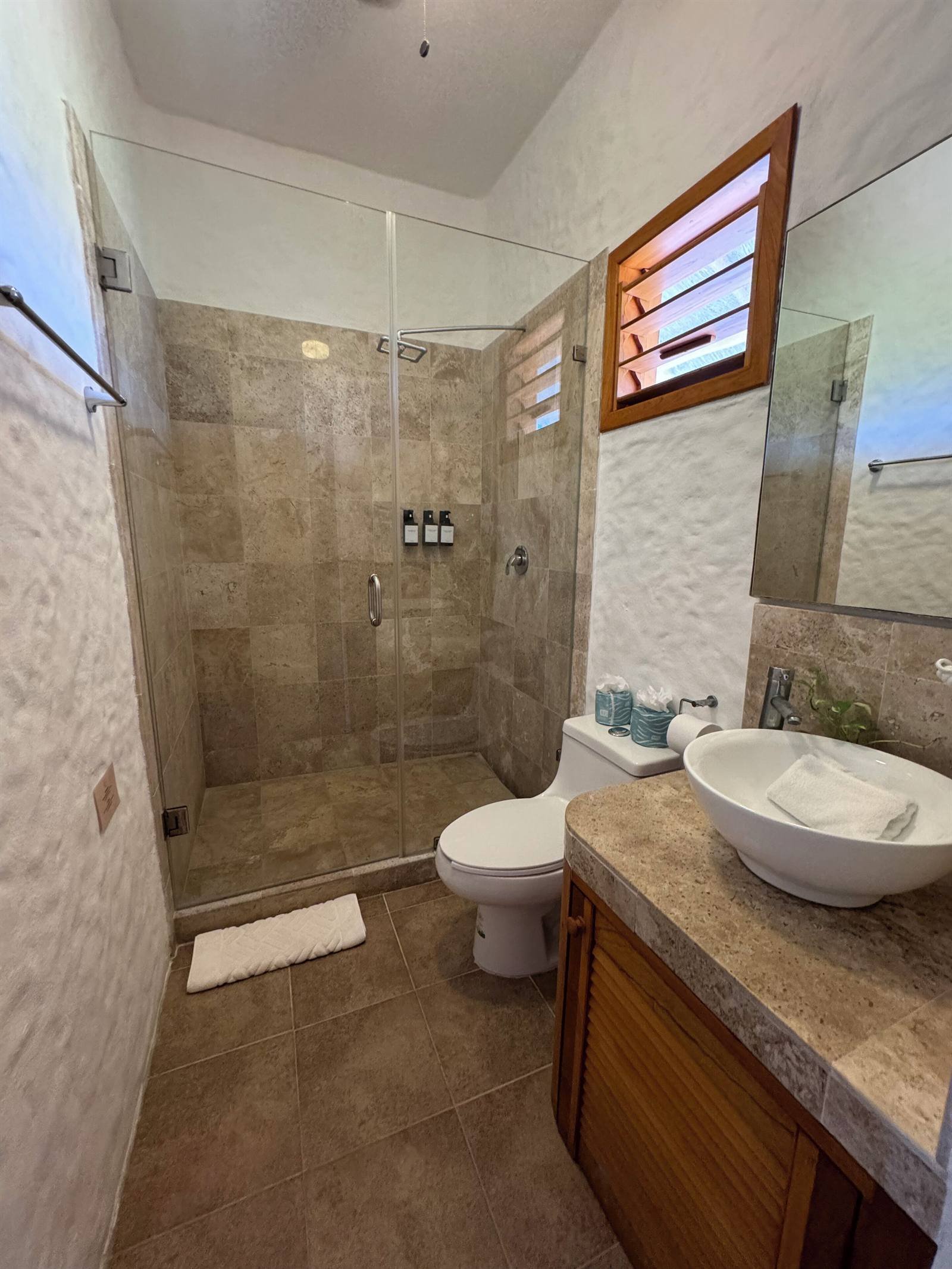 La Casa del Sol Holbox: bathroom with a glass-enclosed stone shower